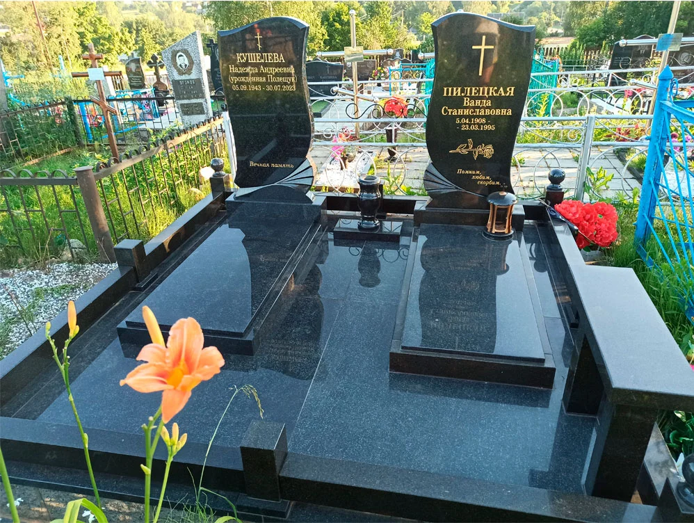 Второй памятник и мощение гранитными плитами