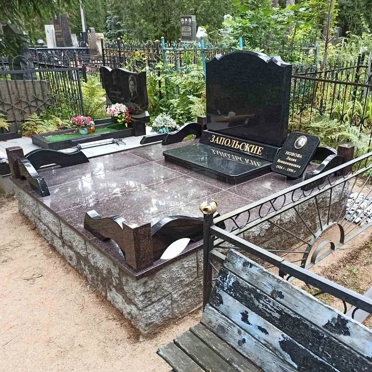 Памятник с благоустройством захоронения